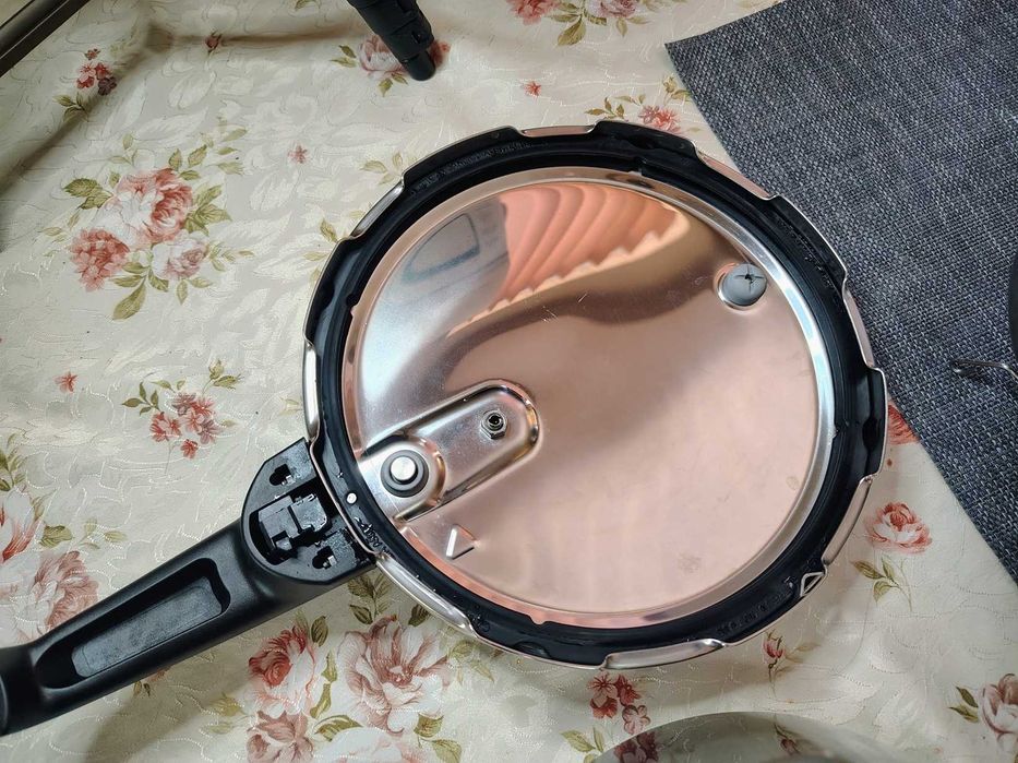 Тенджера под налягане TEFAL