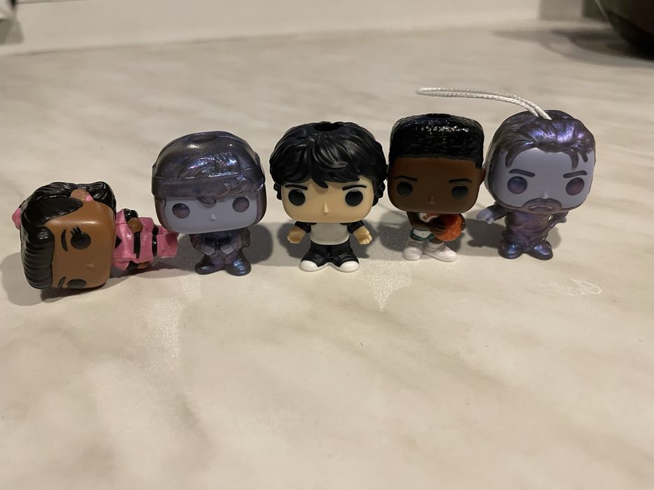 очень странные дела. Фигурки киндер продаю