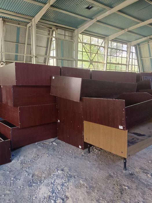 Shkaf va krovatlar sotiladi.