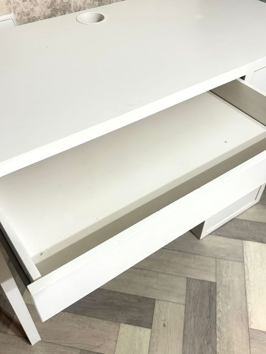 Срочно! Продам стеллаж. Продам стол.