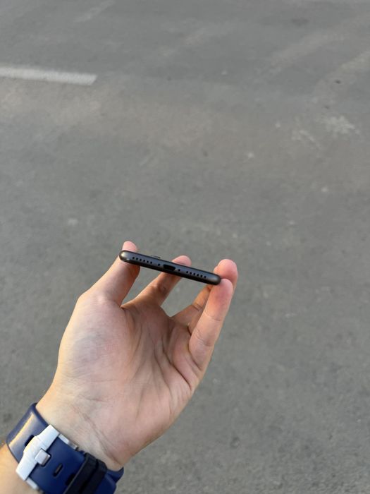 Vand Iphone 8 negru