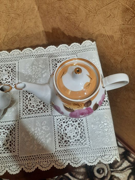 Абсолютно новый чайник(700мл), Дулевский фарфор, ручная роспись, зол