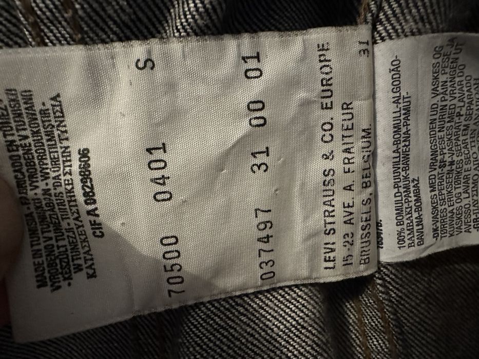 Vand geaca Levi’s , marime S , pret 180 lei