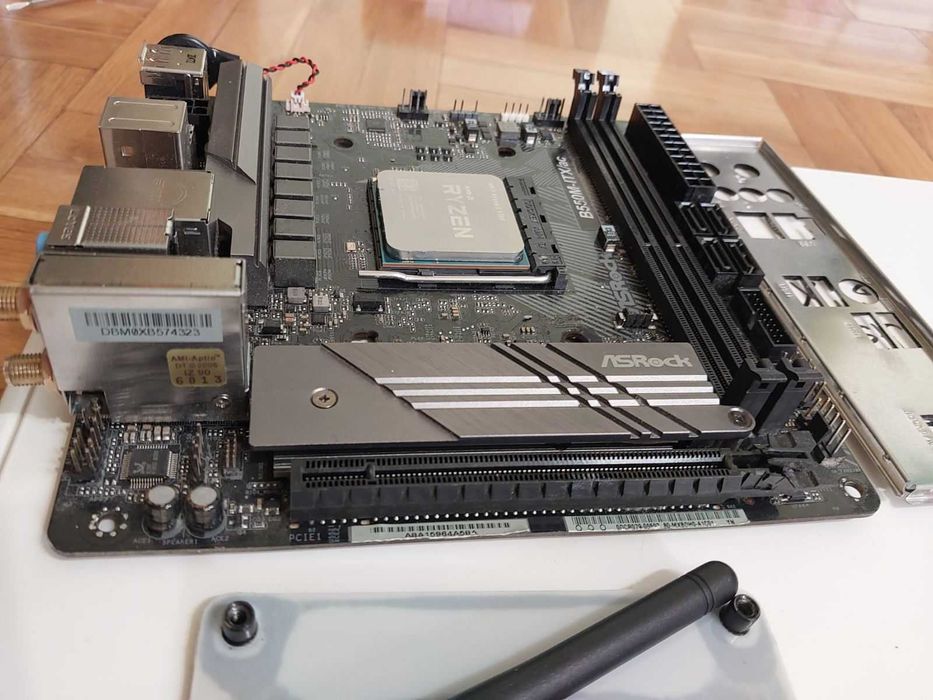 AMD Ryzen 5 5500 + AsRock B550M-ITX/AC Wi-Fi