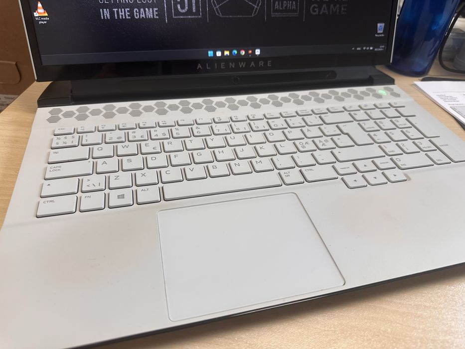 Лаптоп Alienware M17 R2 i9-9980HK 16GB ddr4 rtx 2080 8GB