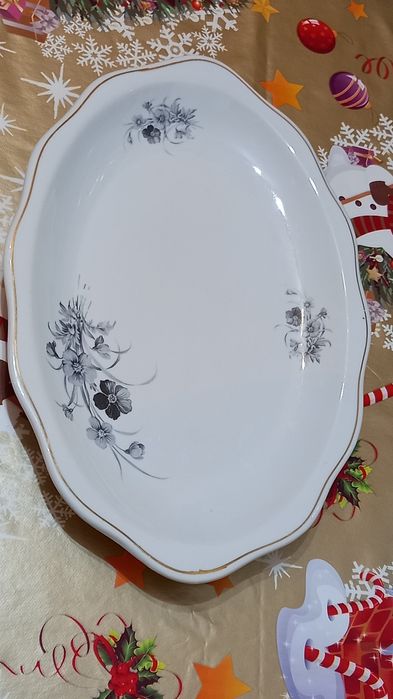 Vand 2 platouri ovale mari din porțelan fin romanesc