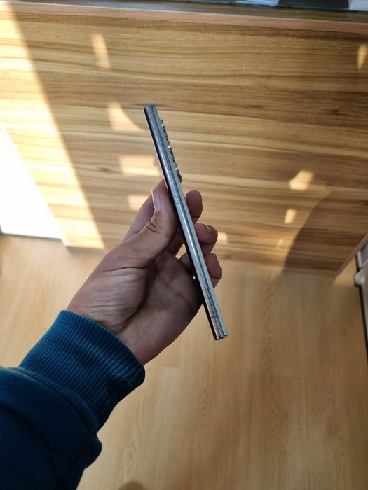 Samsung galaxy s22 ultra 5G 12/256gb holati rasmda