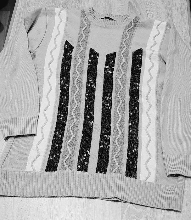 Мек пуловер и нова плътна тениска с якичка  и две гривни  със зодия