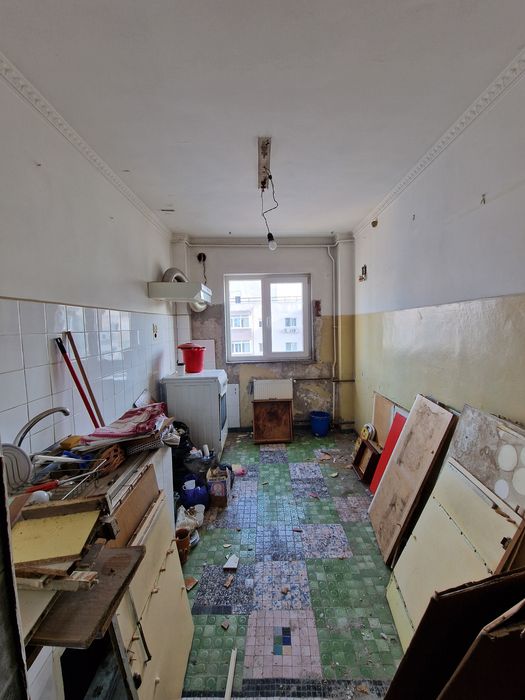 Donez lemne de foc: mobila, usi si tot ce se vede in poze