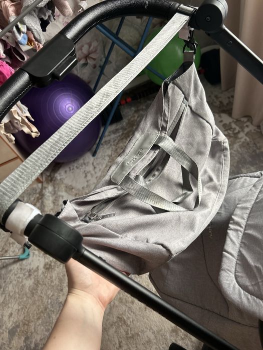 Продам коляску прогулочную с чехлом для ножек и сумкой