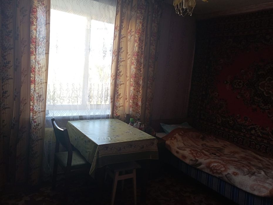 Две девушки в комнату