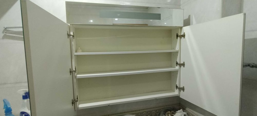 Зеркало в ванную с полками