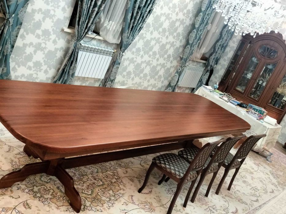 Стол со стульями для гостинной