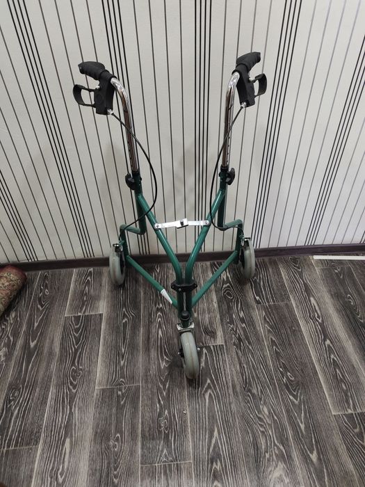 Продам ходунки на колесах