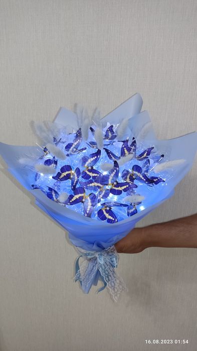 Букет с трендовыми бабочками