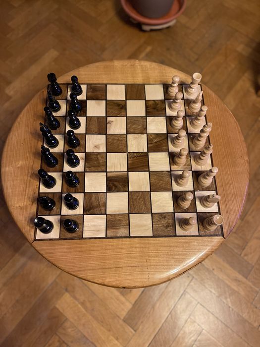 Măsuță de cafea cu tablă de șah integrată din lemn masiv