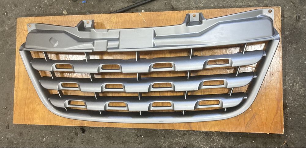 Master 2012 година Предна решетка