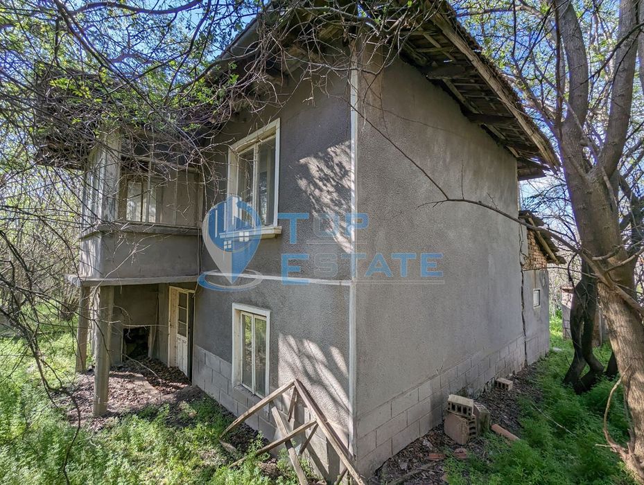 Стара къща с голям двор и кладенец в село Страхилово