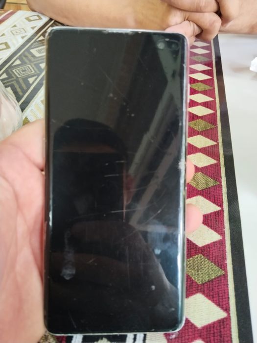 Samsung S10 + телефон