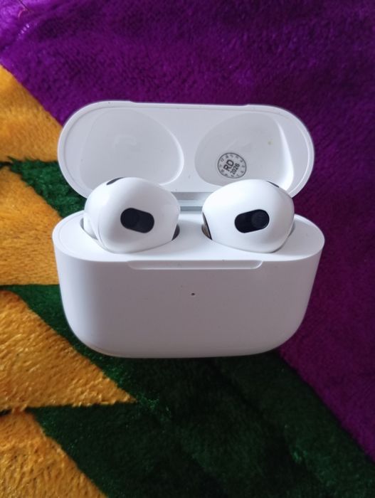 Airpods 3 отдам.