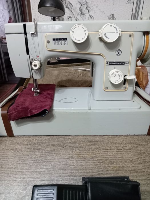 Машина швейная б/у
