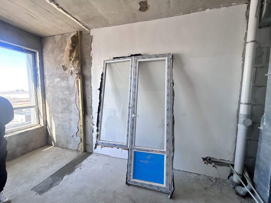 Пластиковая дверь с окном, двойной стеклопакет