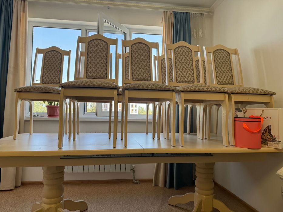 Стол и стулья