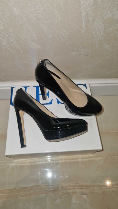 Елегантни обувки на ток GUESS