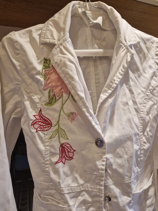 Лятно бяло сако с копчета