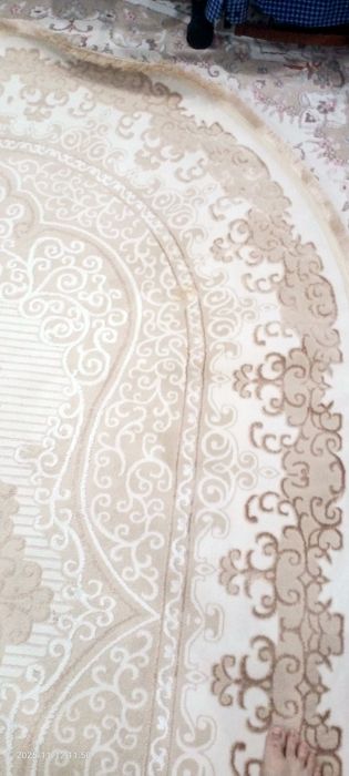 Продам овальный белый ковер.