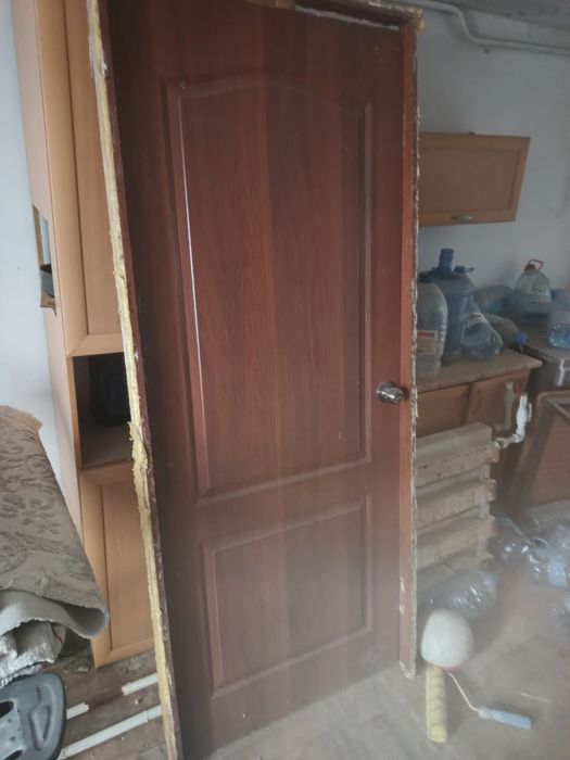 Коричневая дверь