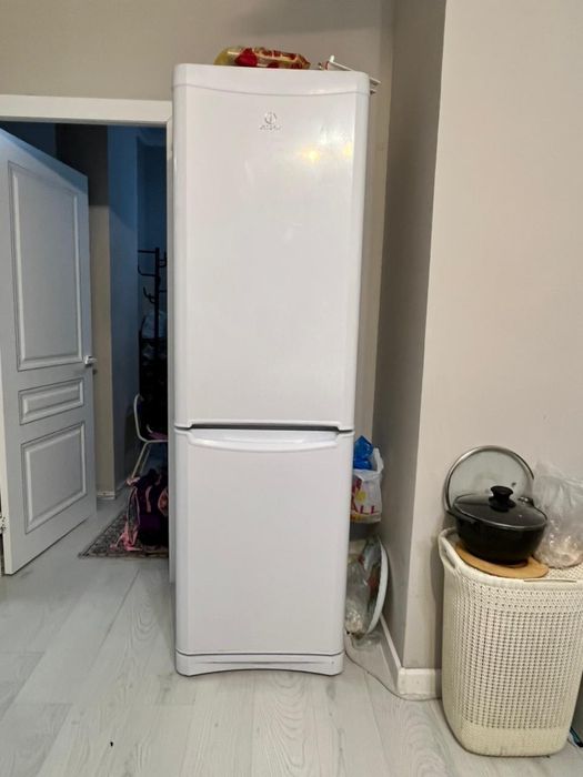 Продам холодильник Indesit