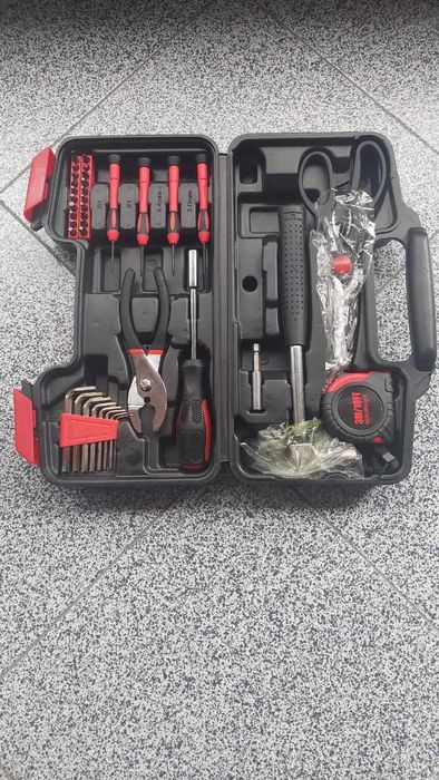 Куфарче пълно с инструменти