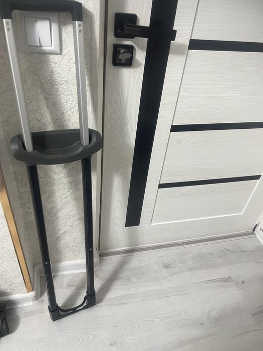 Телескопическая выдвижная ручка и другие ручки для чемодана.