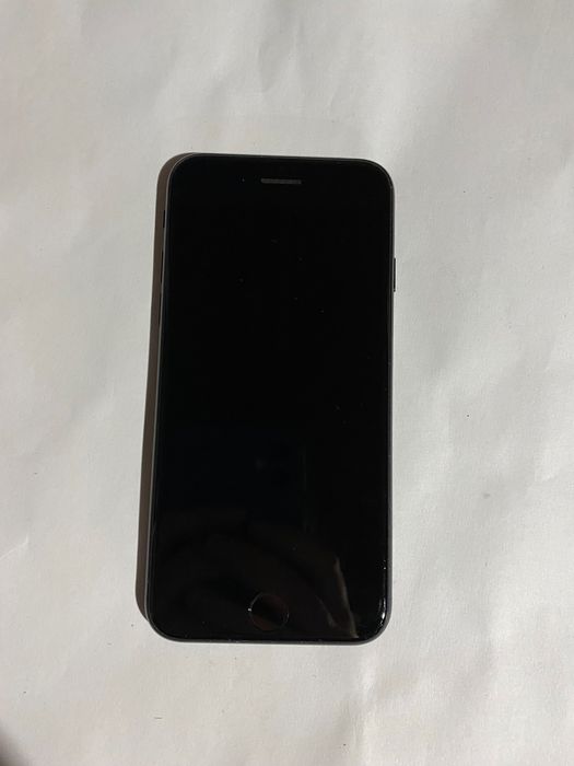 Продавам iPhone SE 2020