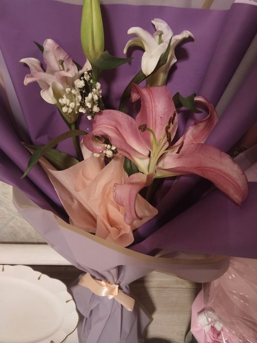 Гүлдер сатылады.