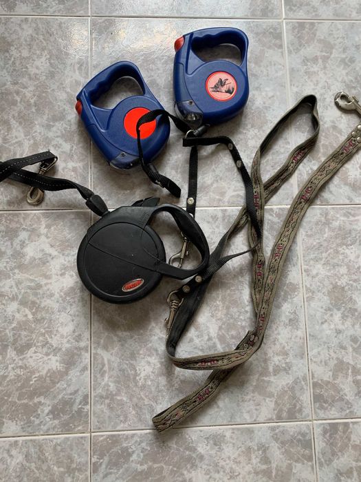 Продавам автоматични нашийници за куче,два от тях са с крушка