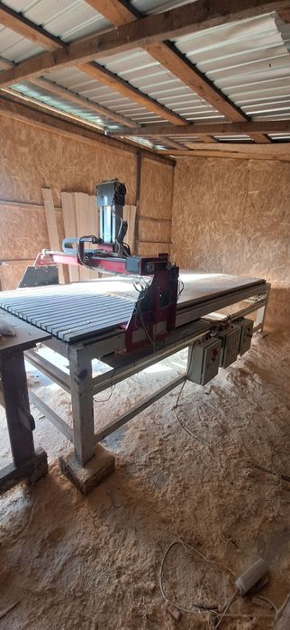 CNC lemn 2500 x 1300 mm, masă mare, ideal pentru cruci, panouri, fronturi, modelaj