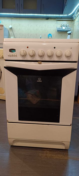 Печка Indesit с керамични котлони - напълно работеща