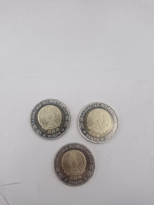 Монета 80лет 200тг