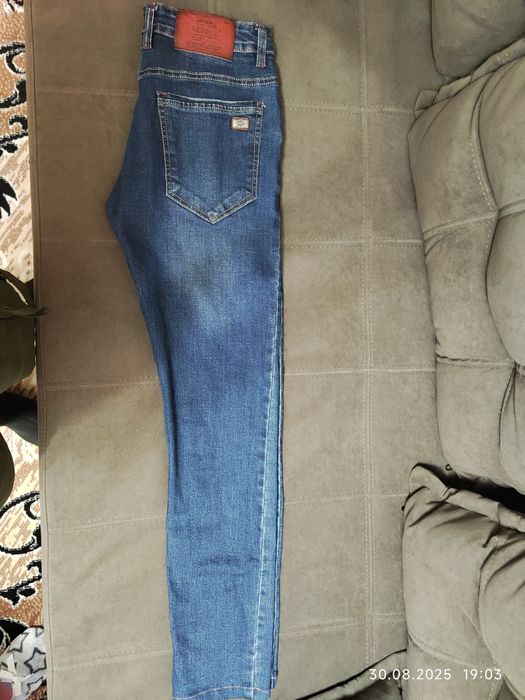 Продам синие джинсы