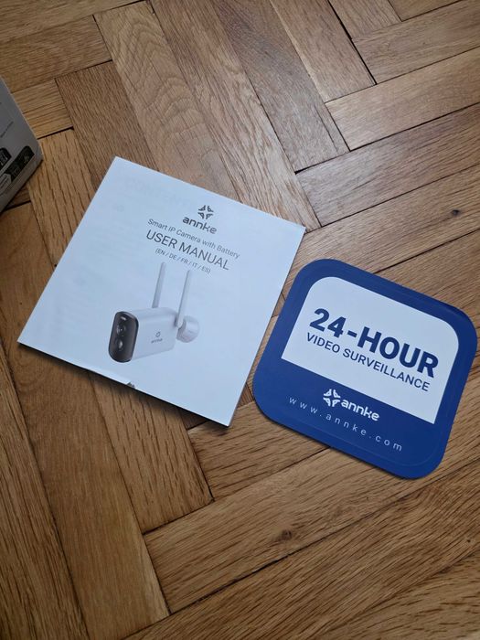 ANNKE Външна 4MP WiFi безжична охранителна камера с двойна светлина и соларен панел. Нова.