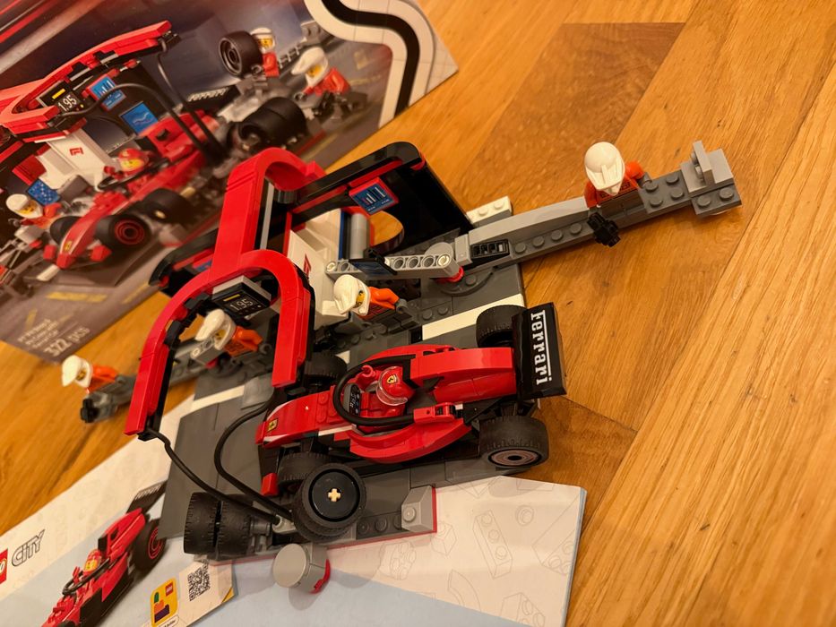 LEGO® City - Boxa si mecanici F1® cu masina Ferrari 60443, 322 piese