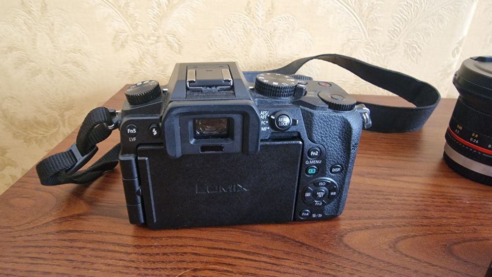 Panasonic Lumix G7 + 3 обектива (14-42, 40-150, 12mm) + 2 батерии