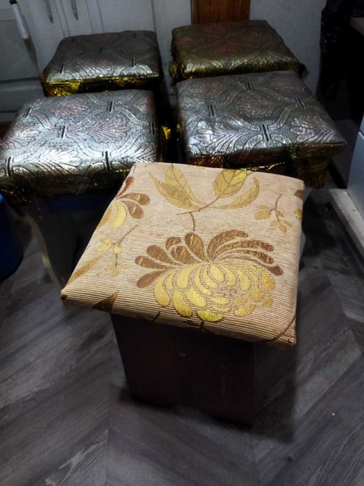 Стол и 3 табуретки