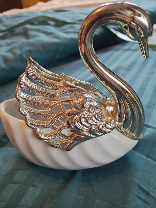 Красива порцелановата захарница