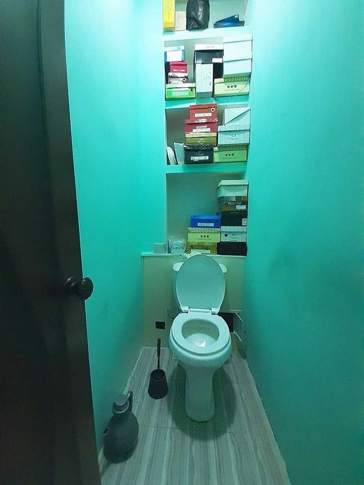 Shaharning markazida joylashgan 3 xonali kvartira sotiladi.