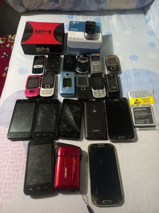 Telefoane vechi, aparate foto și bancnote vechi