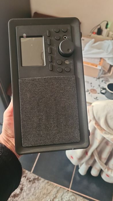 Radio retro nou, cu telecomandă.
