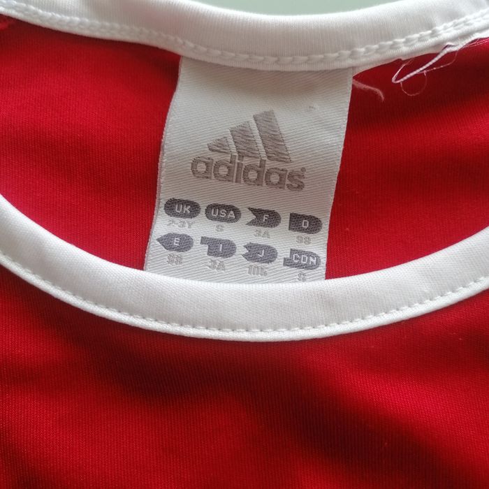 Подарявам 3-4 г Adidas футболен комплект